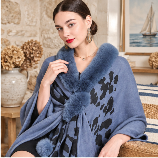 Poncho Femme Tacheté – Bleu / Adulte, dans un intérieur côtier lumineux