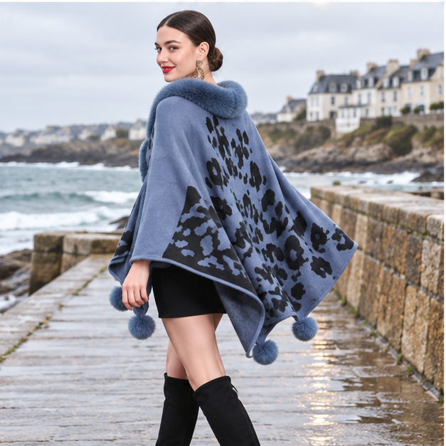 Poncho Femme Tacheté – Bleu / Adulte, porté en mouvement au bord de l’océan