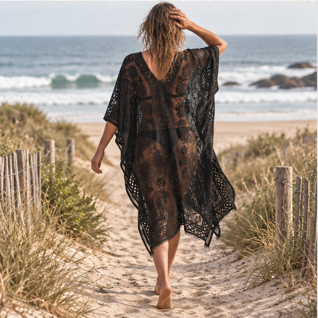 Poncho Fin Femme, porté en mouvement au bord de l’océan