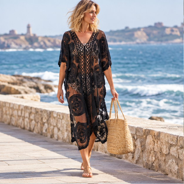 Poncho Fin Femme – Noir / Unique, en situation sur la côte Atlantique