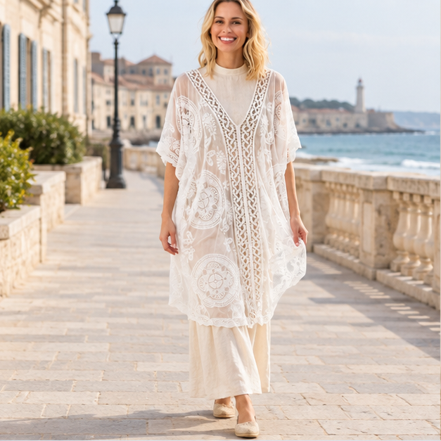 Poncho Fin Femme – Blanc / Unique, en situation sur la côte Atlantique
