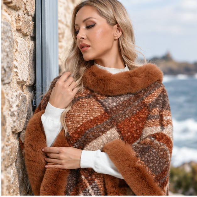 Poncho Fourrure à Carreaux – Marron / Adulte, dans un intérieur côtier lumineux