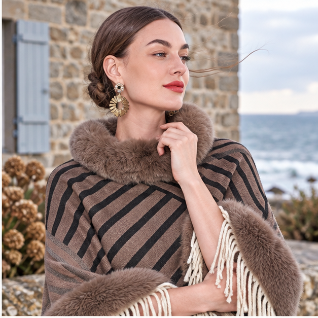 Poncho Fourrure à Rayures – Kaki / Adulte, dans un intérieur côtier lumineux