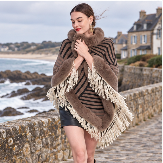 Poncho Fourrure à Rayures – Kaki / Adulte, porté en mouvement au bord de l’océan