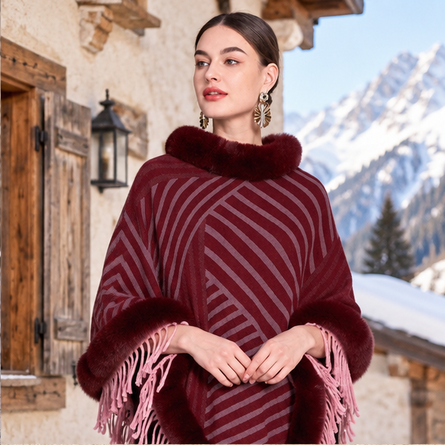 Poncho Fourrure à Rayures – Bordeaux / Adulte, dans un intérieur côtier lumineux