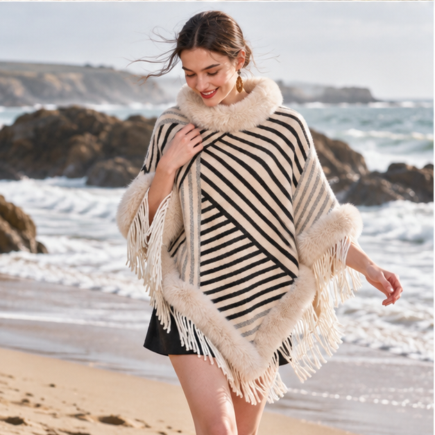 Poncho Fourrure à Rayures – Beige / Adulte, porté en mouvement au bord de l’océan