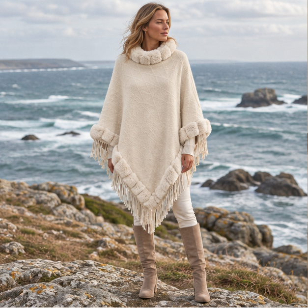 Poncho Fourrure Avec Franges – Beige / Adulte, en situation sur la côte Atlantique