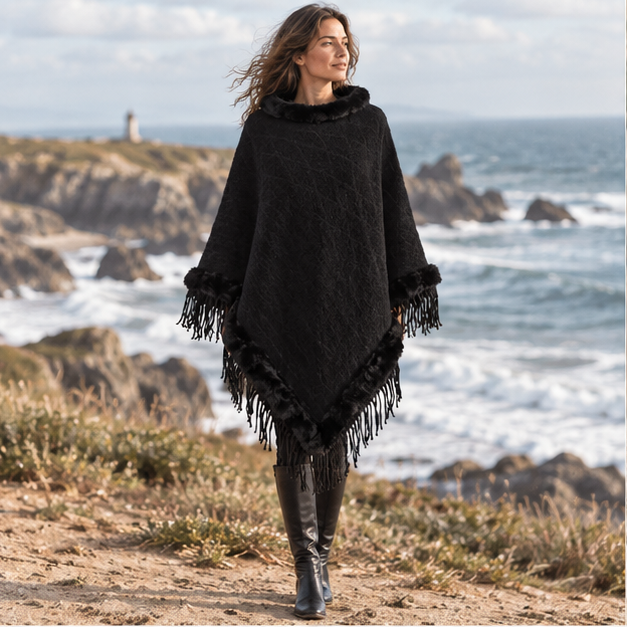 Poncho Fourrure Avec Franges – Noir / Adulte, en situation sur la côte Atlantique