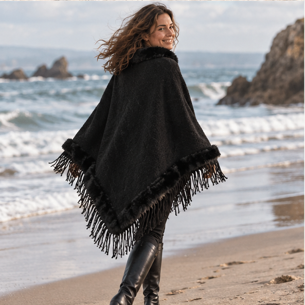 Poncho Fourrure Avec Franges – Noir / Adulte, porté en mouvement au bord de l’océan