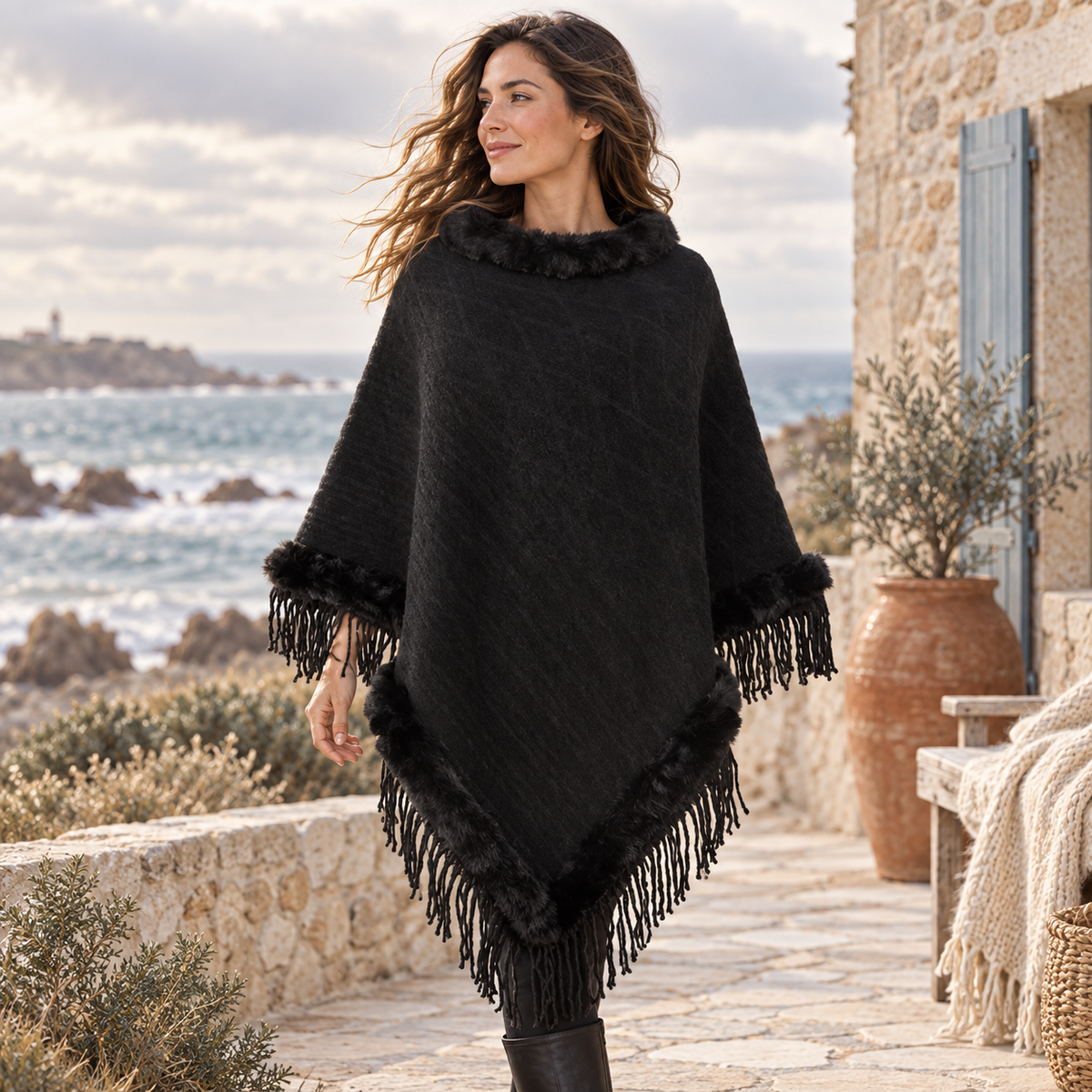 Poncho Fourrure Avec Franges – Noir / Adulte, visuel principal lifestyle