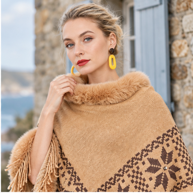 Poncho Fourrure Flocons – Camel / Adulte, dans un intérieur côtier lumineux