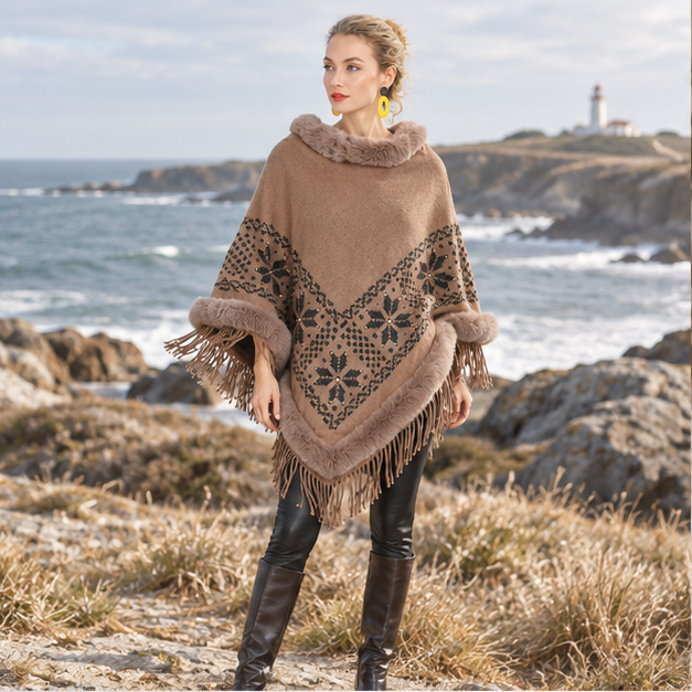 Poncho Fourrure Flocons – Marron Clair / Adulte, en situation sur la côte Atlantique