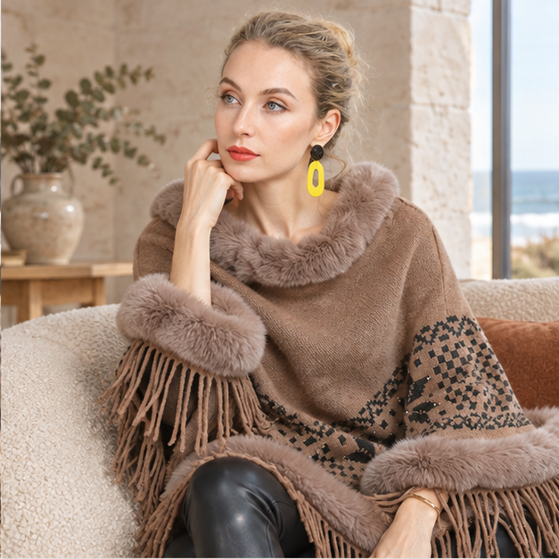 Poncho Fourrure Flocons – Marron Clair / Adulte, dans un intérieur côtier lumineux