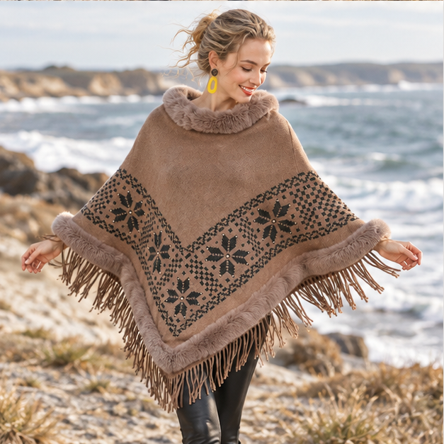 Poncho Fourrure Flocons – Marron Clair / Adulte, porté en mouvement au bord de l’océan