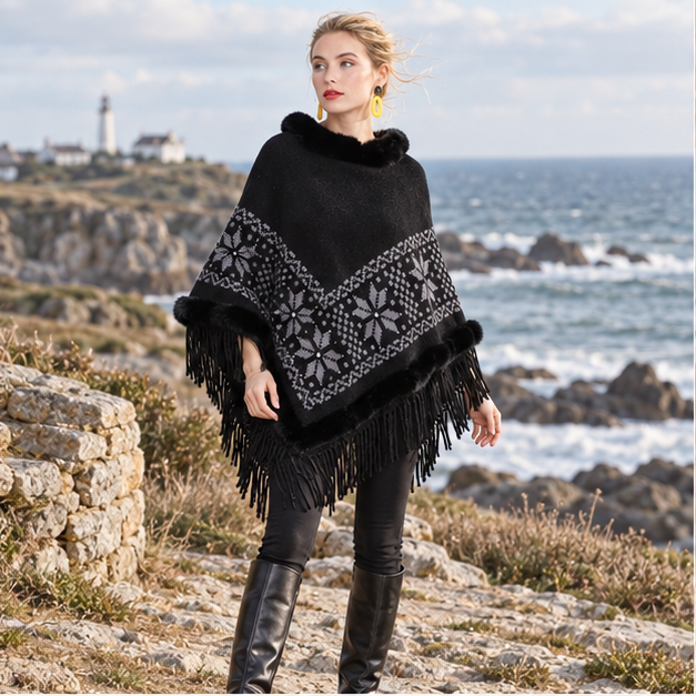 Poncho Fourrure Flocons – Noir / Adulte, en situation sur la côte Atlantique