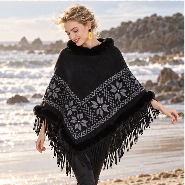 Poncho Fourrure Flocons – Noir / Adulte, porté en mouvement au bord de l’océan