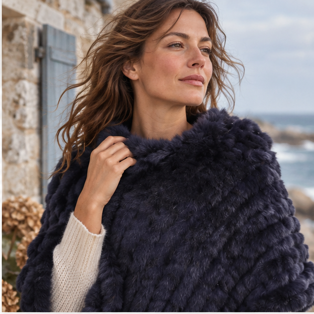 Poncho Fourrure Lapin Bleu – Bleu Marine / Adulte, dans un intérieur côtier lumineux