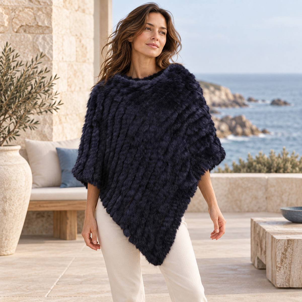 Poncho Fourrure Lapin Bleu – Bleu Marine / Adulte, visuel principal lifestyle