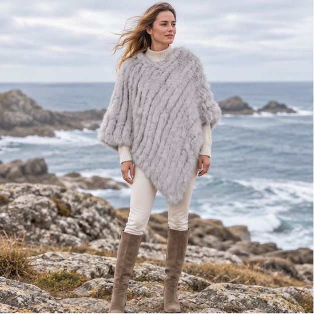 Poncho Fourrure Lapin Gris – Gris Clair / Adulte, en situation sur la côte Atlantique