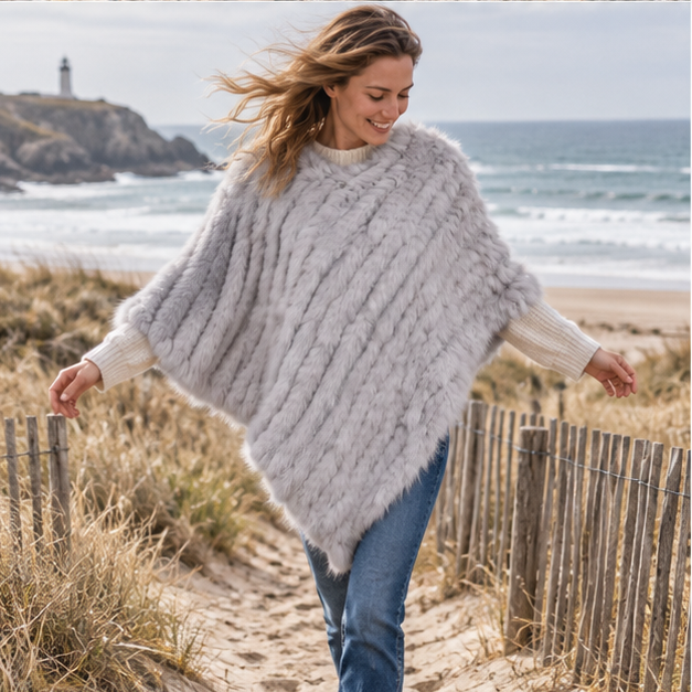 Poncho Fourrure Lapin Gris – Gris Clair / Adulte, porté en mouvement au bord de l’océan