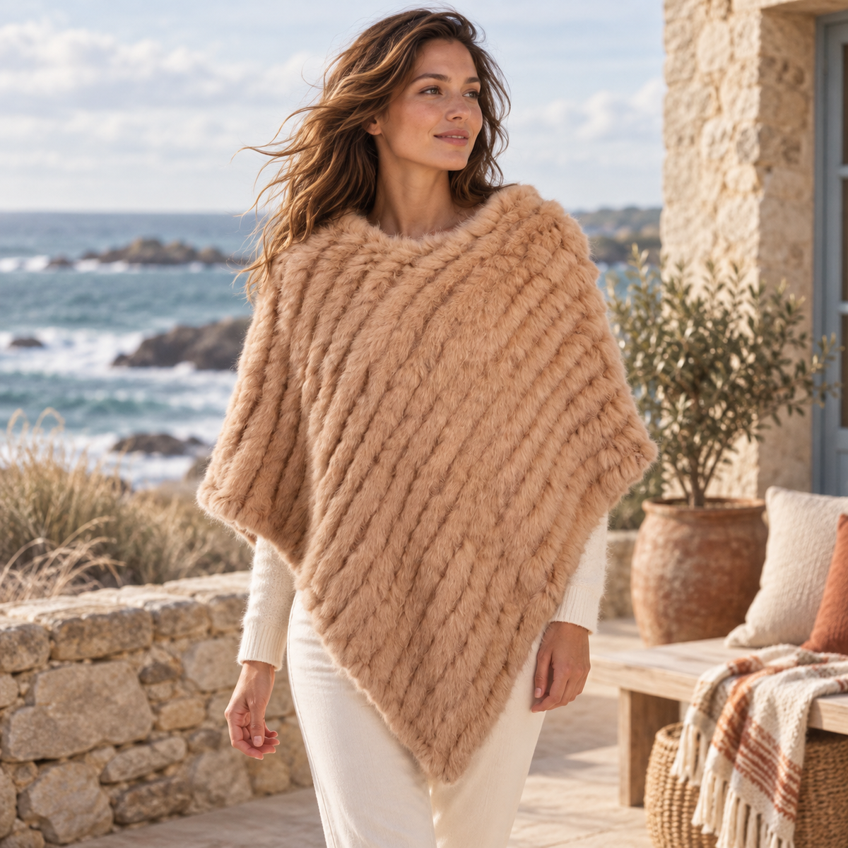 Poncho Fourrure Lapin Marron – Camel / Adulte, visuel principal lifestyle