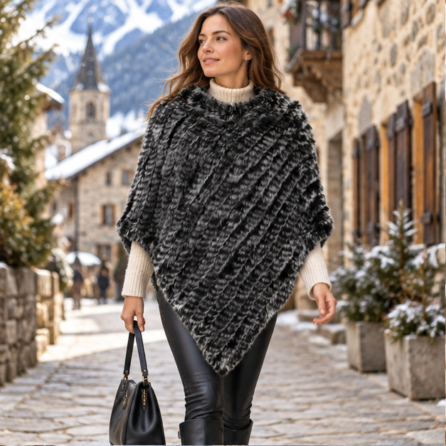 Poncho Fourrure Lapin Noir – Noir Givré / Adulte, en situation sur la côte Atlantique