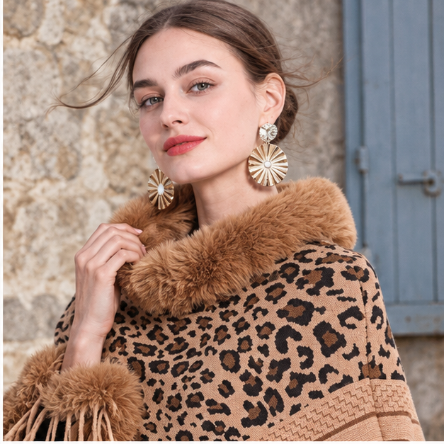 Poncho Fourrure Léopard – Camel / Adulte, dans un intérieur côtier lumineux