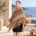 Poncho Fourrure Léopard – Camel / Adulte, visuel principal lifestyle