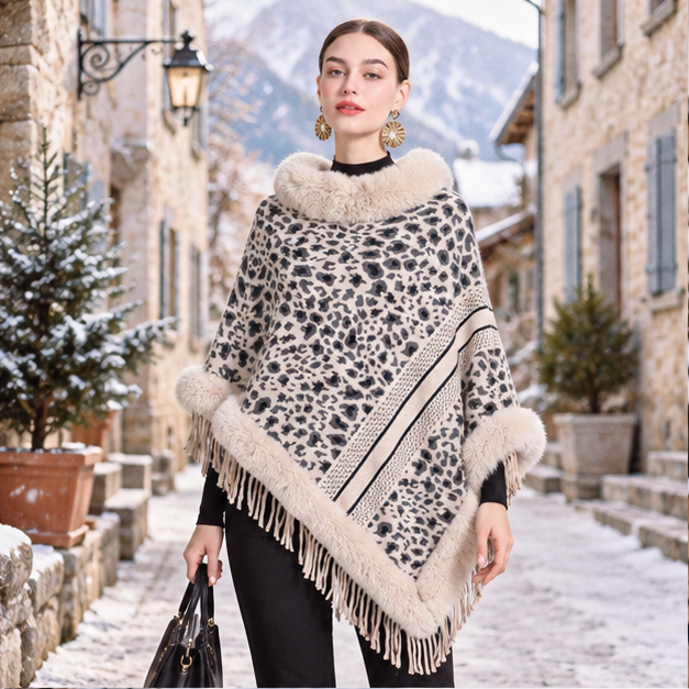 Poncho Fourrure Léopard – Beige / Adulte, en situation sur la côte Atlantique