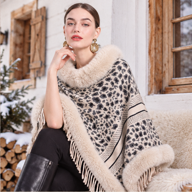 Poncho Fourrure Léopard – Beige / Adulte, dans un intérieur côtier lumineux
