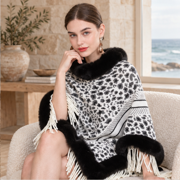 Poncho Fourrure Léopard – Noir / Adulte, dans un intérieur côtier lumineux