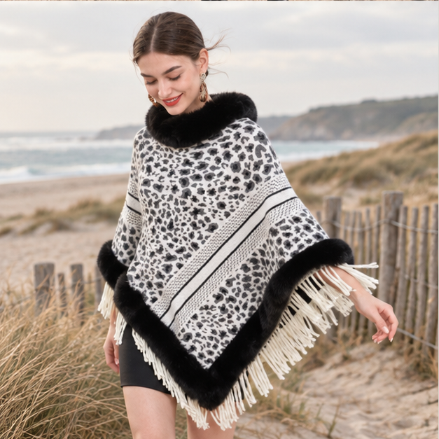Poncho Fourrure Léopard – Noir / Adulte, porté en mouvement au bord de l’océan