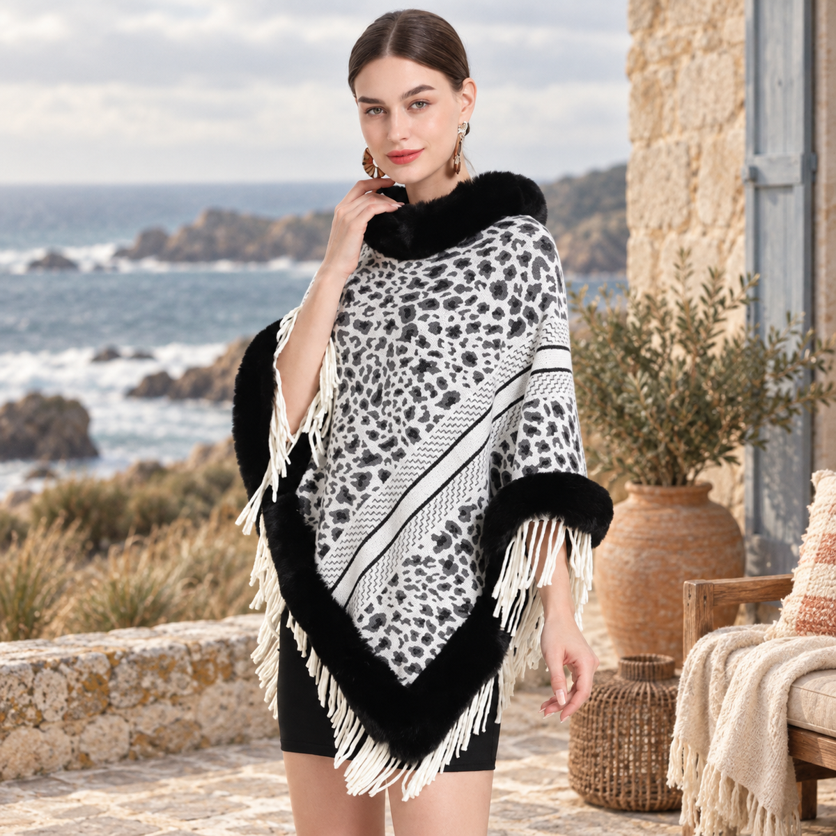Poncho Fourrure Léopard – Noir / Adulte, visuel principal lifestyle