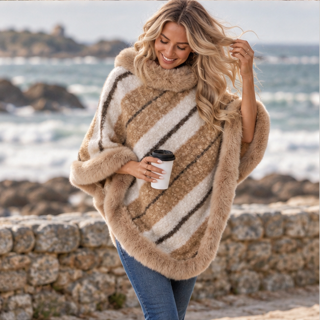 Poncho Fourrure Rayure – Camel / Adulte, porté en mouvement au bord de l’océan