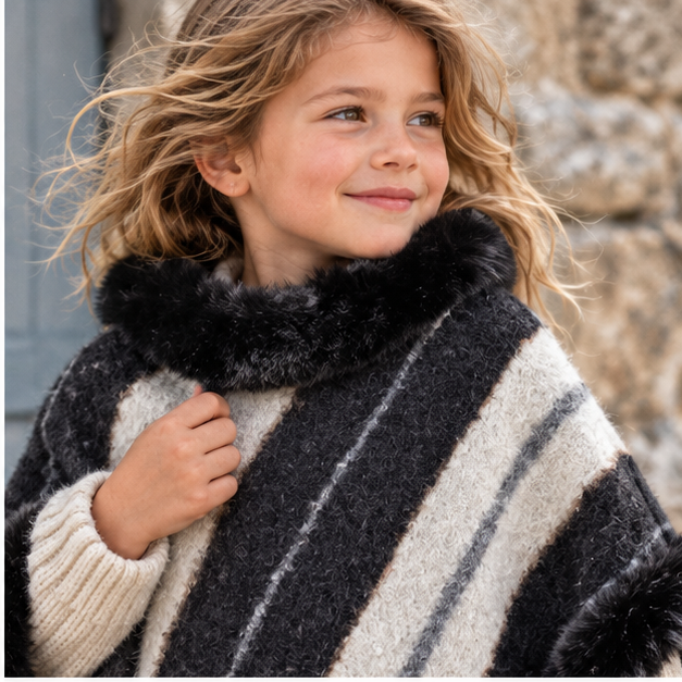 Poncho Fourrure Rayure – Noir / Adulte, dans un intérieur côtier lumineux