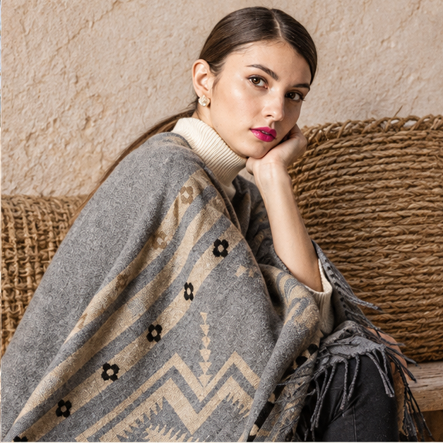 Poncho Gris Motifs Croix Mexicaine – Gris / Adulte, dans un intérieur côtier lumineux