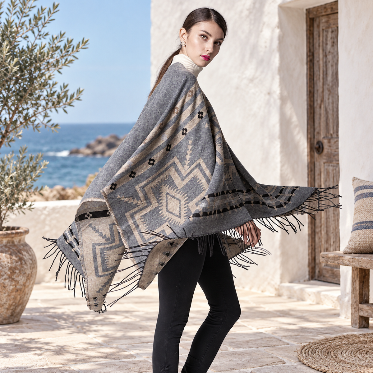 Poncho Gris Motifs Croix Mexicaine – Gris / Adulte, visuel principal lifestyle