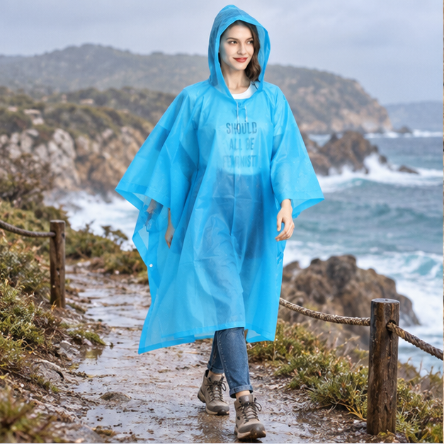 Poncho Imperméable Bleu – Bleu / Adulte, en situation sur la côte Atlantique