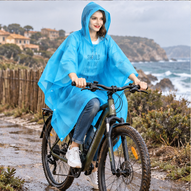 Poncho Imperméable Bleu – Bleu / Adulte, porté en mouvement au bord de l’océan