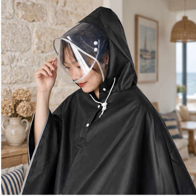 Poncho Imperméable Vélo Bandes Réfléchissantes – Noir / Adulte, dans un intérieur côtier lumineux