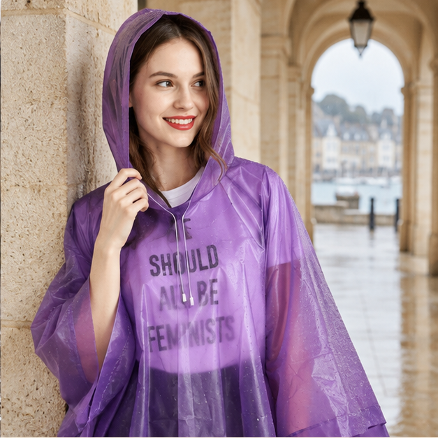 Poncho Imperméable Violet – Violet / Adulte, dans un intérieur côtier lumineux