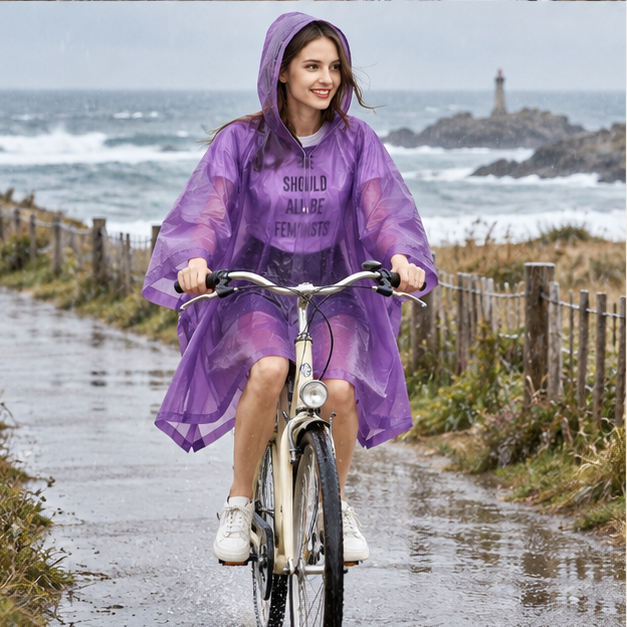 Poncho Imperméable Violet – Violet / Adulte, porté en mouvement au bord de l’océan