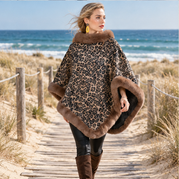 Poncho Leopard – Marron / Adulte, porté en mouvement au bord de l’océan