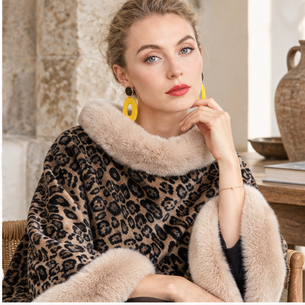 Poncho Leopard – Beige / Adulte, dans un intérieur côtier lumineux