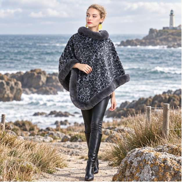 Poncho Leopard – Gris Foncé / Adulte, en situation sur la côte Atlantique
