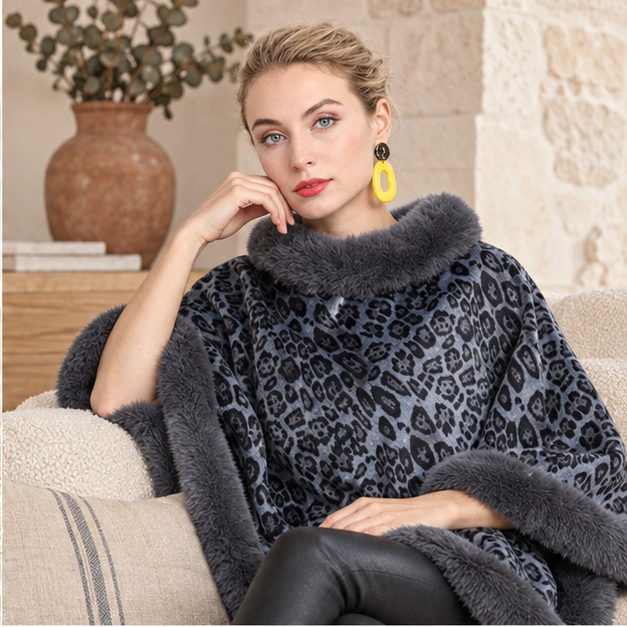 Poncho Leopard – Gris Foncé / Adulte, dans un intérieur côtier lumineux