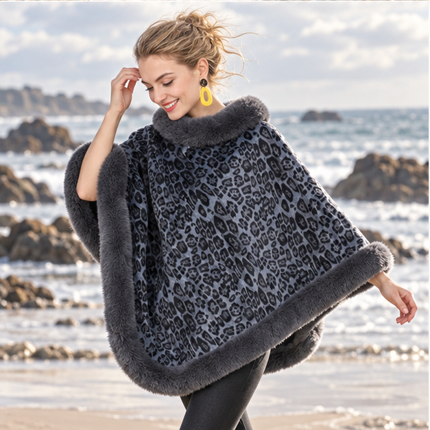 Poncho Leopard – Gris Foncé / Adulte, porté en mouvement au bord de l’océan