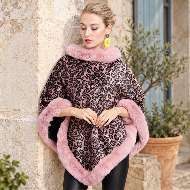 Poncho Leopard – Rose / Adulte, dans un intérieur côtier lumineux