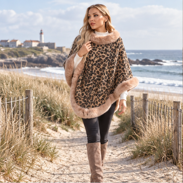 Poncho Leopard Femme, en situation sur la côte Atlantique