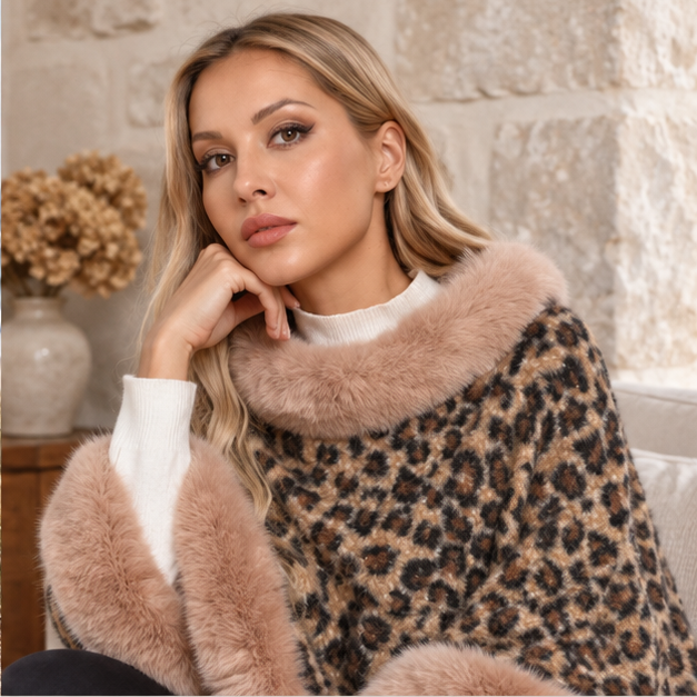 Poncho Leopard Femme, dans un intérieur côtier lumineux
